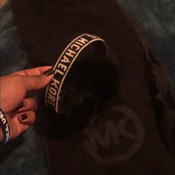 Michael Kors Ear Muffs & Scarf - Picture 3 of 4